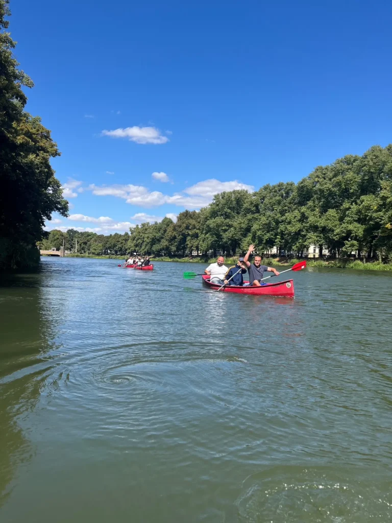 Menschen in Kanus paddeln auf einem Fluss