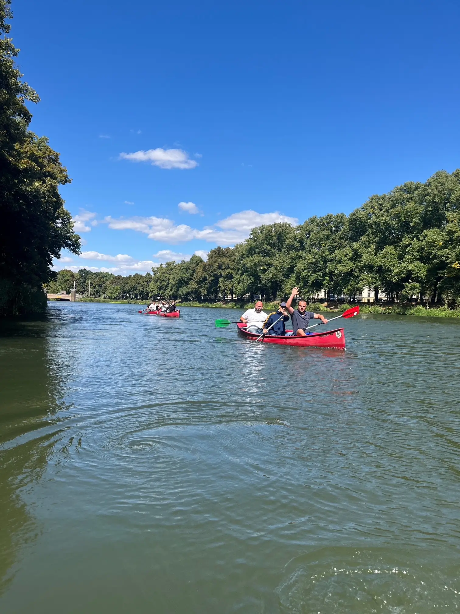 Menschen in Kanus paddeln auf einem Fluss