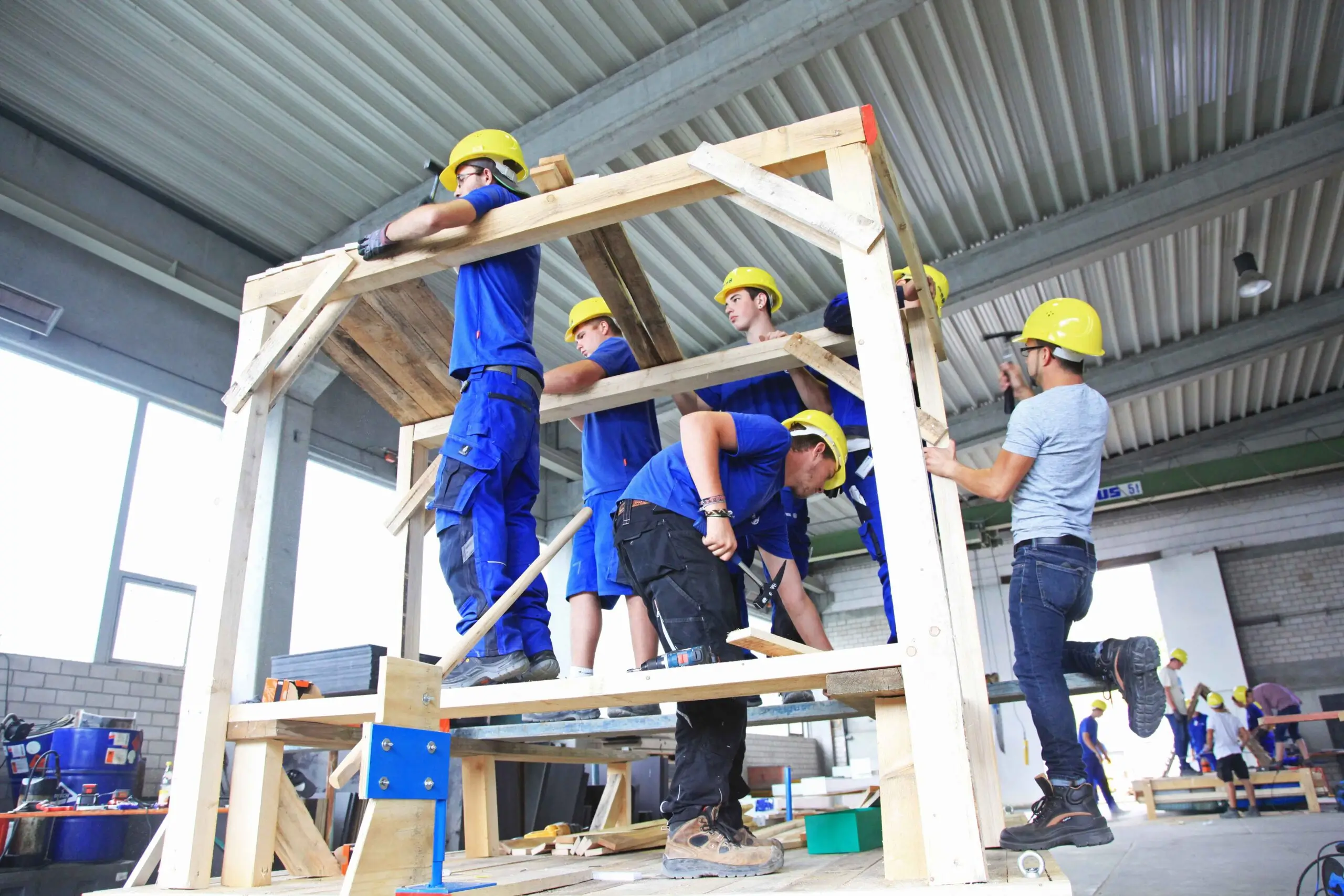 Mehrere Personen konstruieren ein Gewerk aus Holz