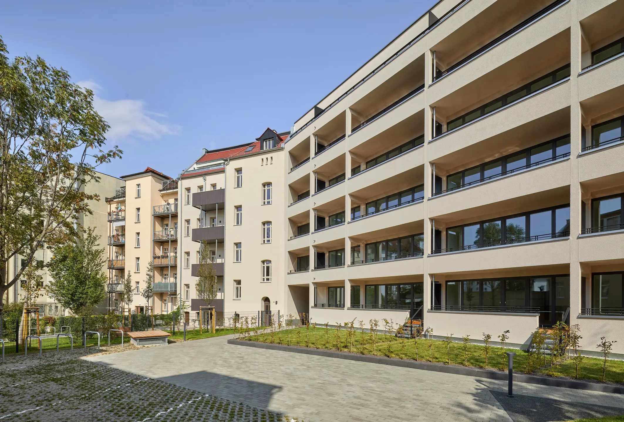 Außenansicht auf die Fassade eines neu gebauten Wohnkomplexes