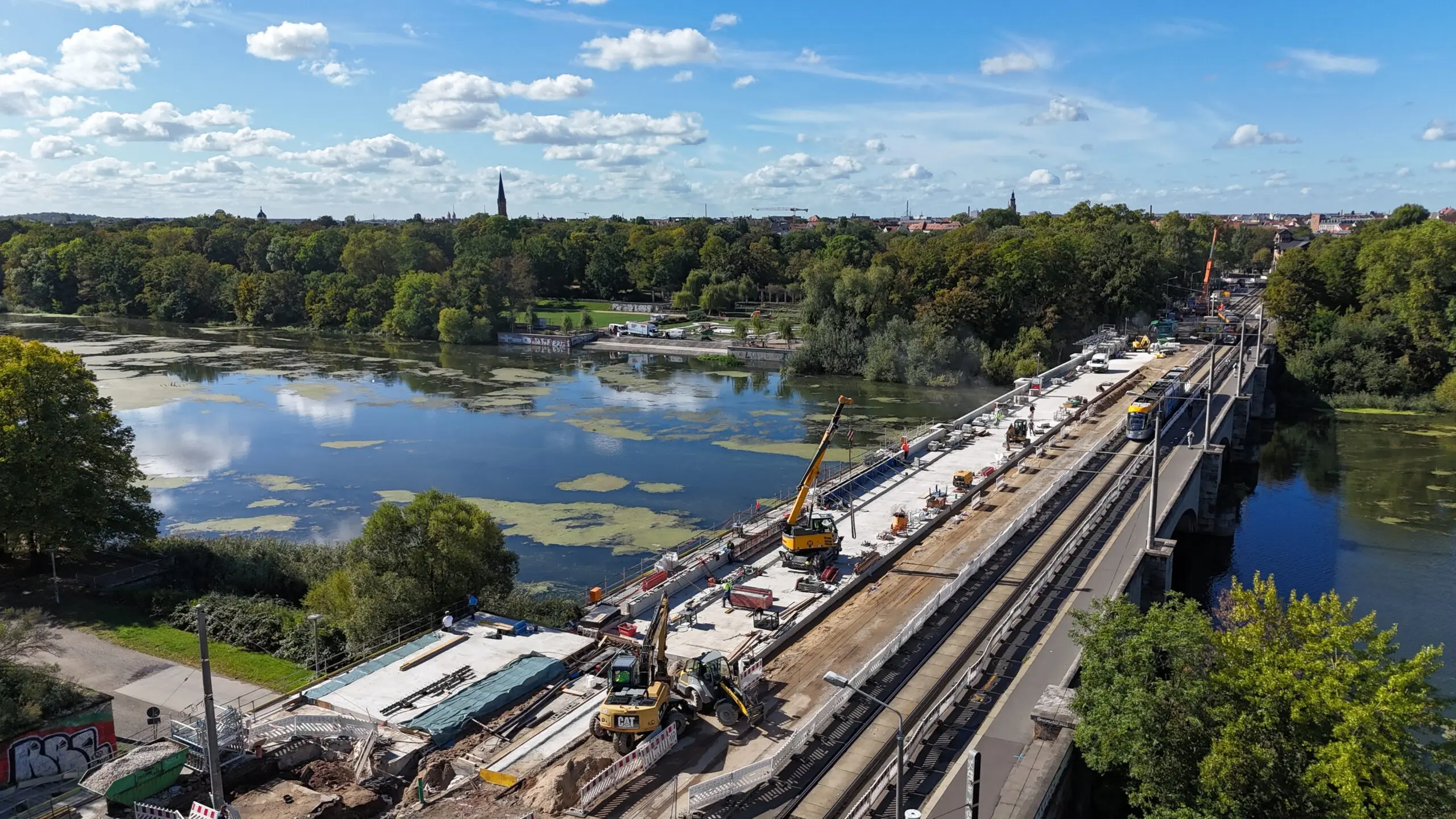 Vogelperspektive auf die laufende Sanierung einer Brücke