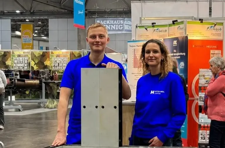 Zwei Personen stehen an einem Messestand