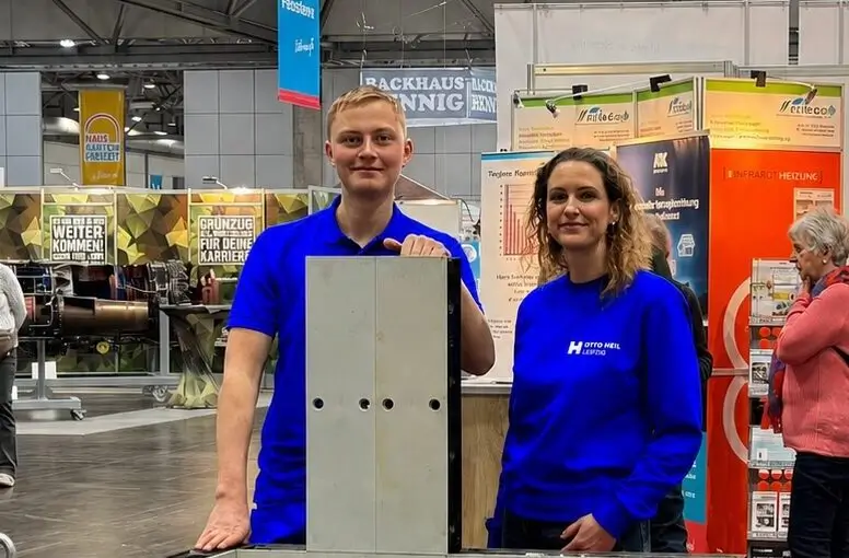Zwei Personen stehen an einem Messestand