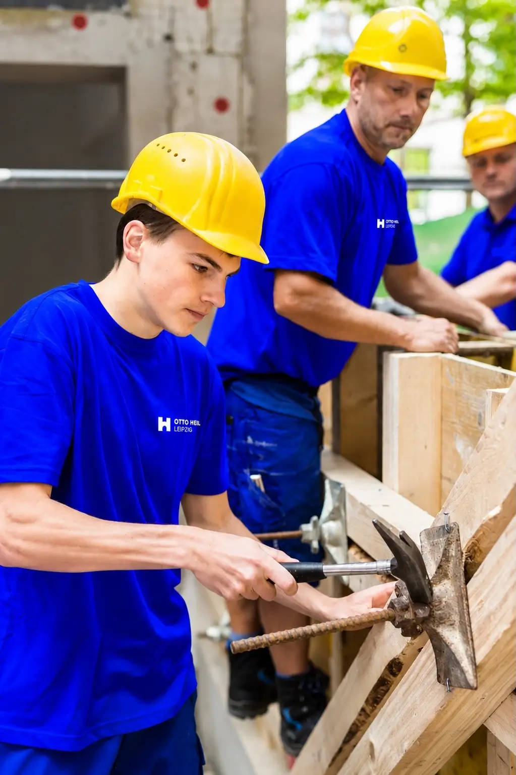 Auszubildender arbeitet auf einer Baustelle